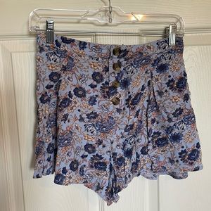 American Eagle Floral Light Shorts. Size M